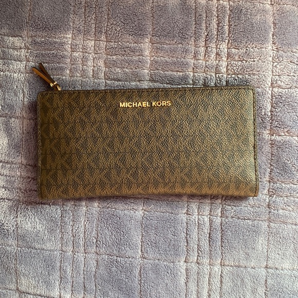 Michael Kors wallet with small removable card case - Picture 1 of 8